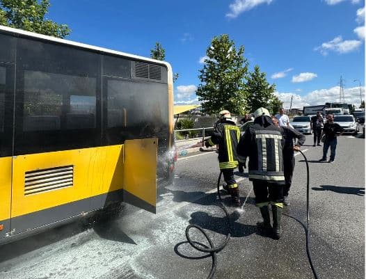 Durrës/ Përfshihet nga flakët autobusi i linjës Durrës–Spitall gjatë lëvizjes, ndërhyjnë zjarrfikësit