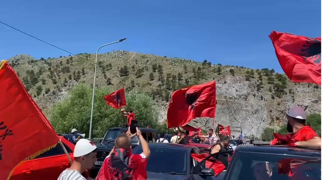 Mbërrijnë në Shkodër emigrantët që do ti bashkohen protestës në Tiranë (VIDEO)