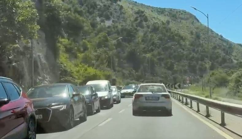 Fluks i madh pushuesish drejt bregdetit të Lezhës, trafik i rënduar në Milot–Lezhë dhe Lezhë–Shëngjin