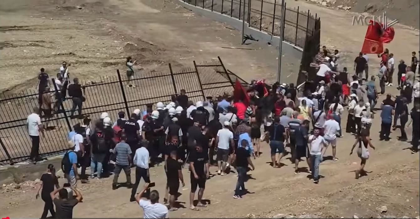Shembet “gardhi me gjemba” në Rrjoll. Banorët përplasen me policinë, tentohet të ndalohen punimet