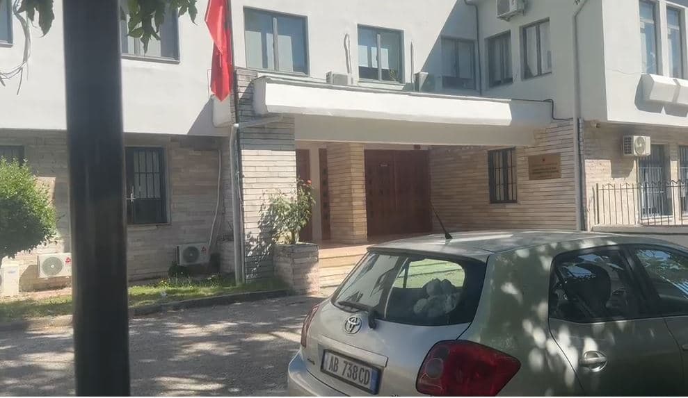Gjykata e Gjirokastrës lë në “arrest shtëpie” pronarin e pishinës ku humbi jetën 15-vjeçari