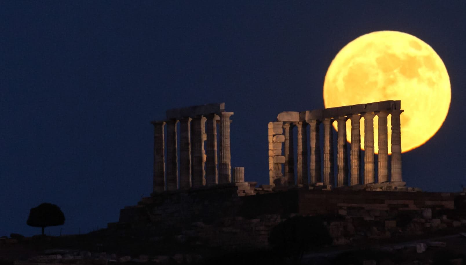 Hëna e Plotë e Luleshtrydhes ndriçon qiellin, shfaqet në orët e para të së martës
