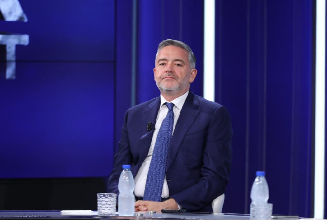 Heqja e non gratës/ Klosi: Demokratët janë mërzitur, Berisha e mbante PD peng