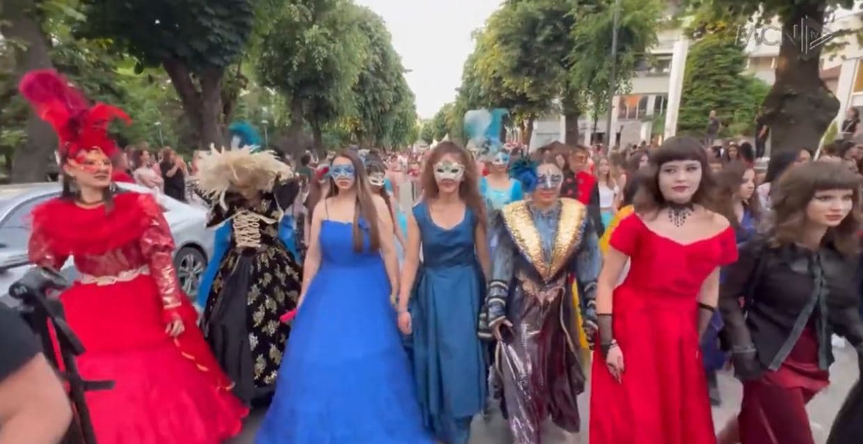 Festivali i 19 -të i karnavaleve në Korçë/ Dhjetëra grupe artistike i janë bashkuar festës (VIDEO)