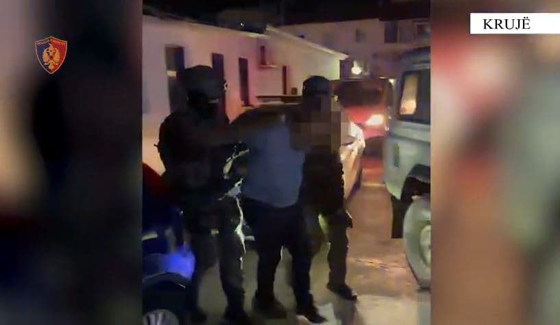   I shumëkërkuari i shpëton Policisë në Krujë, arrestohet bashkëpunëtori, sekuestrohen armë dhe municion