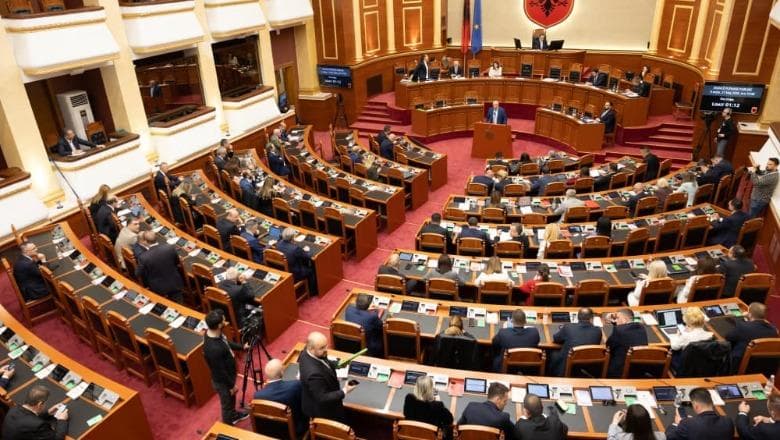 Tensione në Kuvend për marrëveshjen me SHBA-në, seanca shtyhet për në orën 15:00