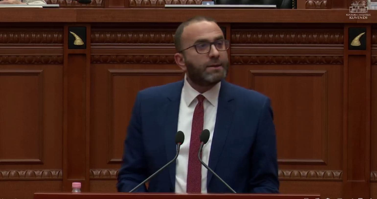   Iu rrëzua interpelanca me Ramën/ Bardhi: Dje u tha shqiptarëve 'f*ck you', sot po ia thotë Kuvendit