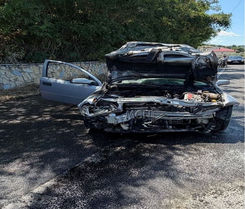   Makina përfshihet nga flakët pas përplasjes me furgonin e pasagjerëve në aksin Elbasan-Cërrik