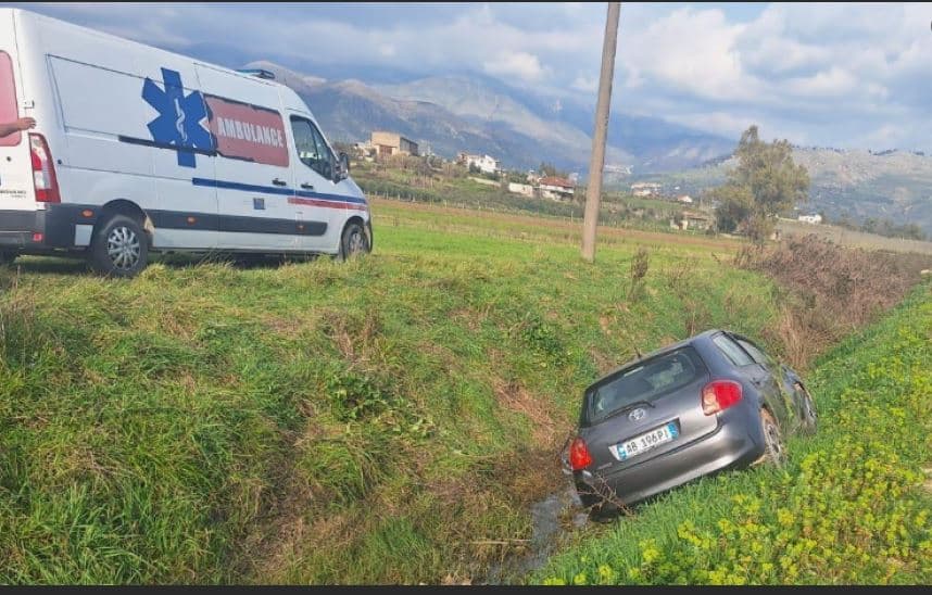   Aksident në aksin Sarandë-Delvinë/ Makina përfundon në kanal, plagoset rëndë 16-vjeçari