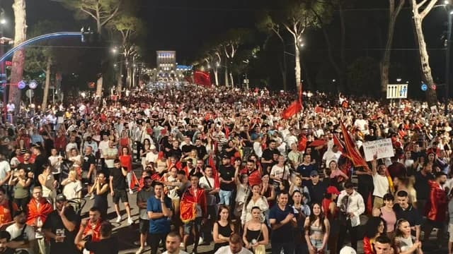 Pas fjalimeve, protestuesit nisin marshimin rreth Kryeministrisë: Sonte do të qëndrojmë në shesh