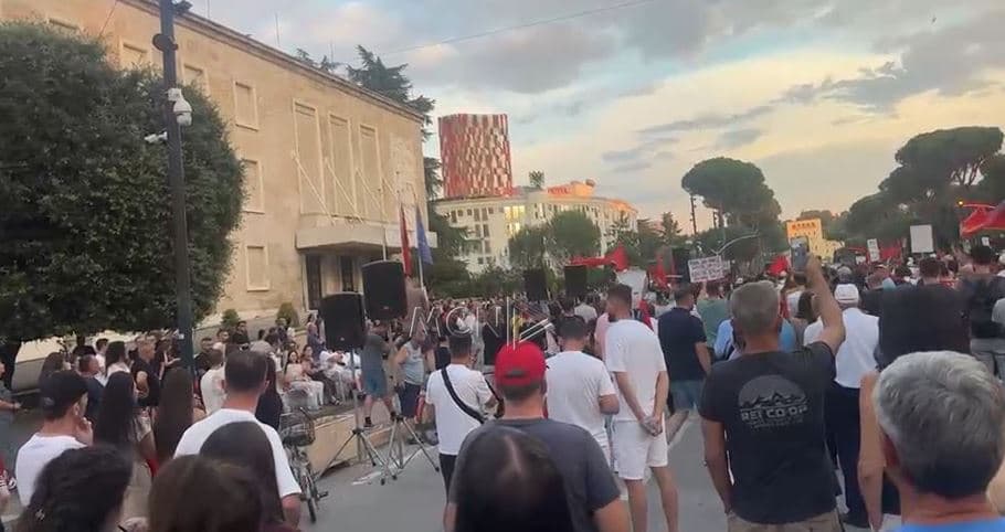 Dita e 26-të e protestës/ Qytetarët vijojnë revoltën, kërkojnë dorëheqjen e kryeministrit Rama