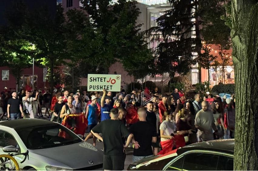 Vijon marshimi i protestuesve, thirrje Ramës: Je i rrethuar, ik nga kryeministria, se të pret qelia!