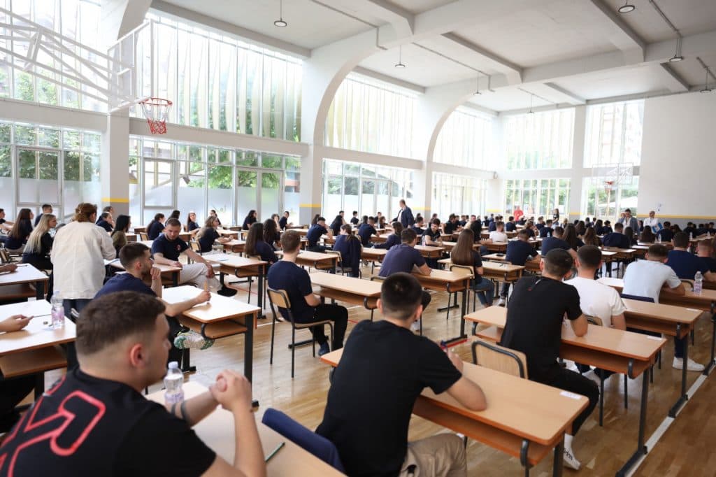 Mbi 26 mijë maturantë zhvillojnë sot provimin e Gjuhës Shqipe dhe Letërsisë