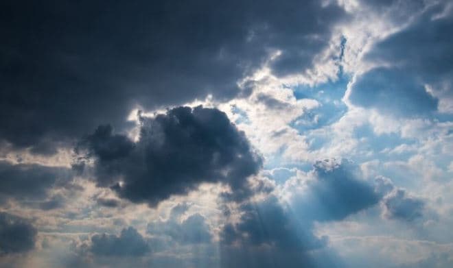Vranësira dhe reshje shiu në disa zona të vendit, parashikimi i motit sot