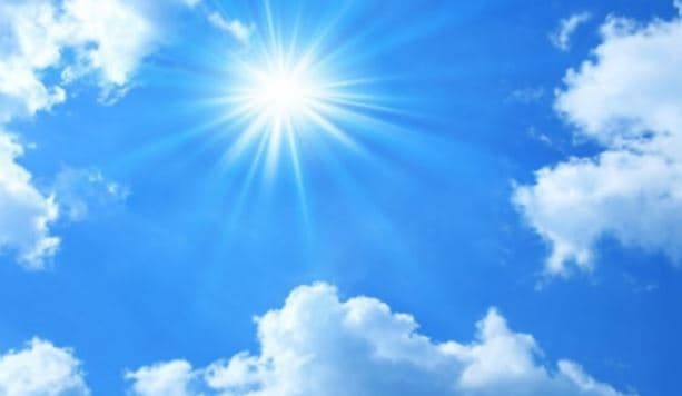 Kthjellime dhe temperatura të larta, parashikimi i motit për sot