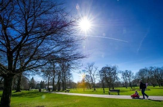 Temperaturat deri në 34°C, parashikimi i motit për sot