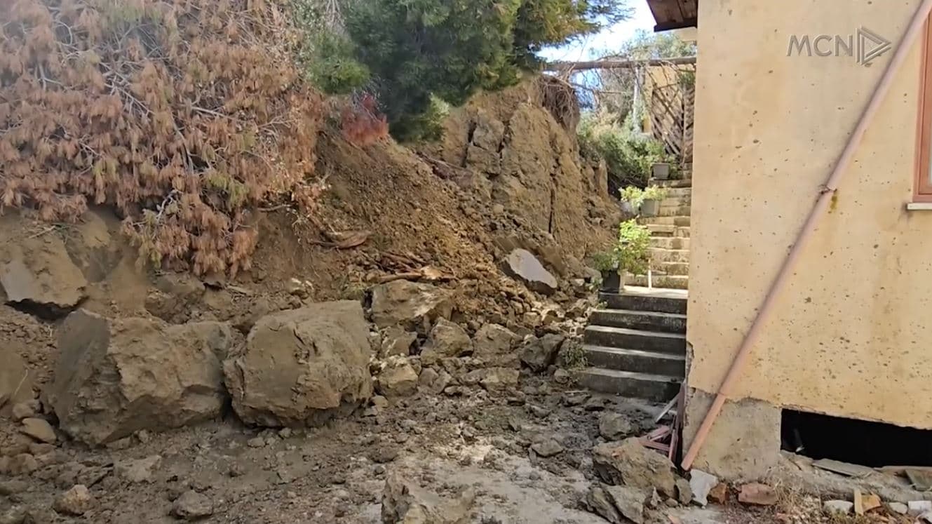 Durrës, rrëshket kodra e Currilave. Dheu dëmton murin e pallatit dhe restorantin, evakuohen banorët