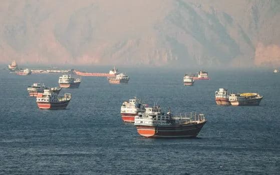 Omani kundërshton tarifat për kalimin në Hormuz, por mbështet pagesat për shërbimet detare