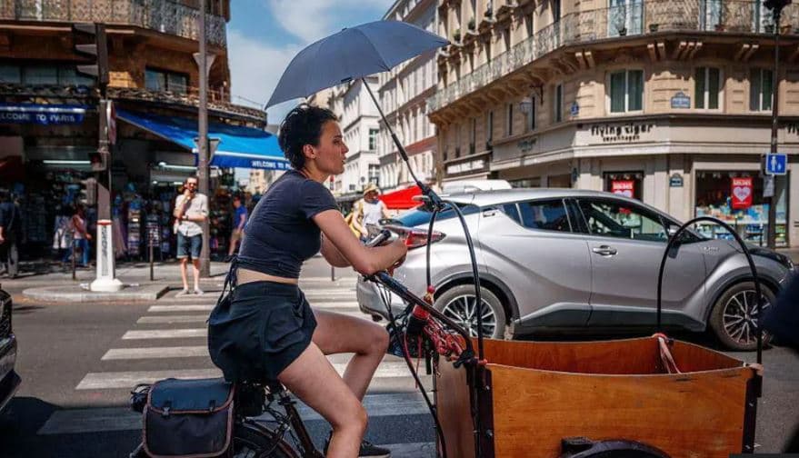 Parisi ndalon konsumimin e alkoolit në publik, shkak vala ekstreme e të nxehtit