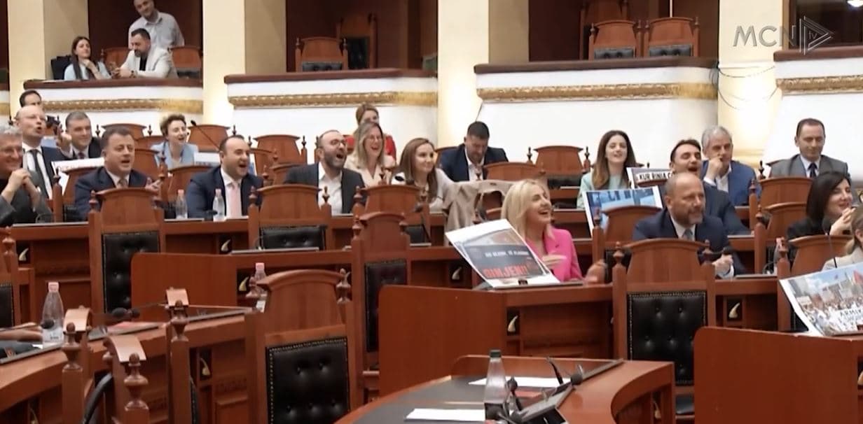 PD “fut” protestën në parlament/ Berisha: Dëgjoni kërkesën e qytetarëve. Balla: Investimi do bëhet (VIDEO)