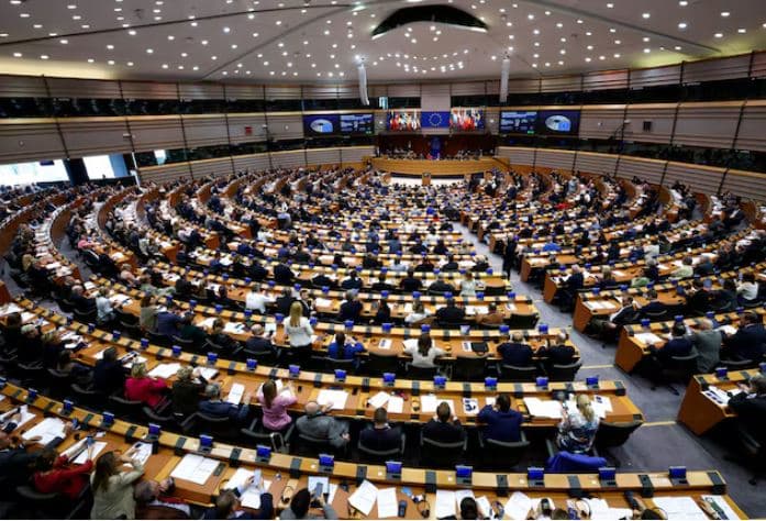 Parlamenti Europian braktis Google, kalon te motori francez i kërkimit 