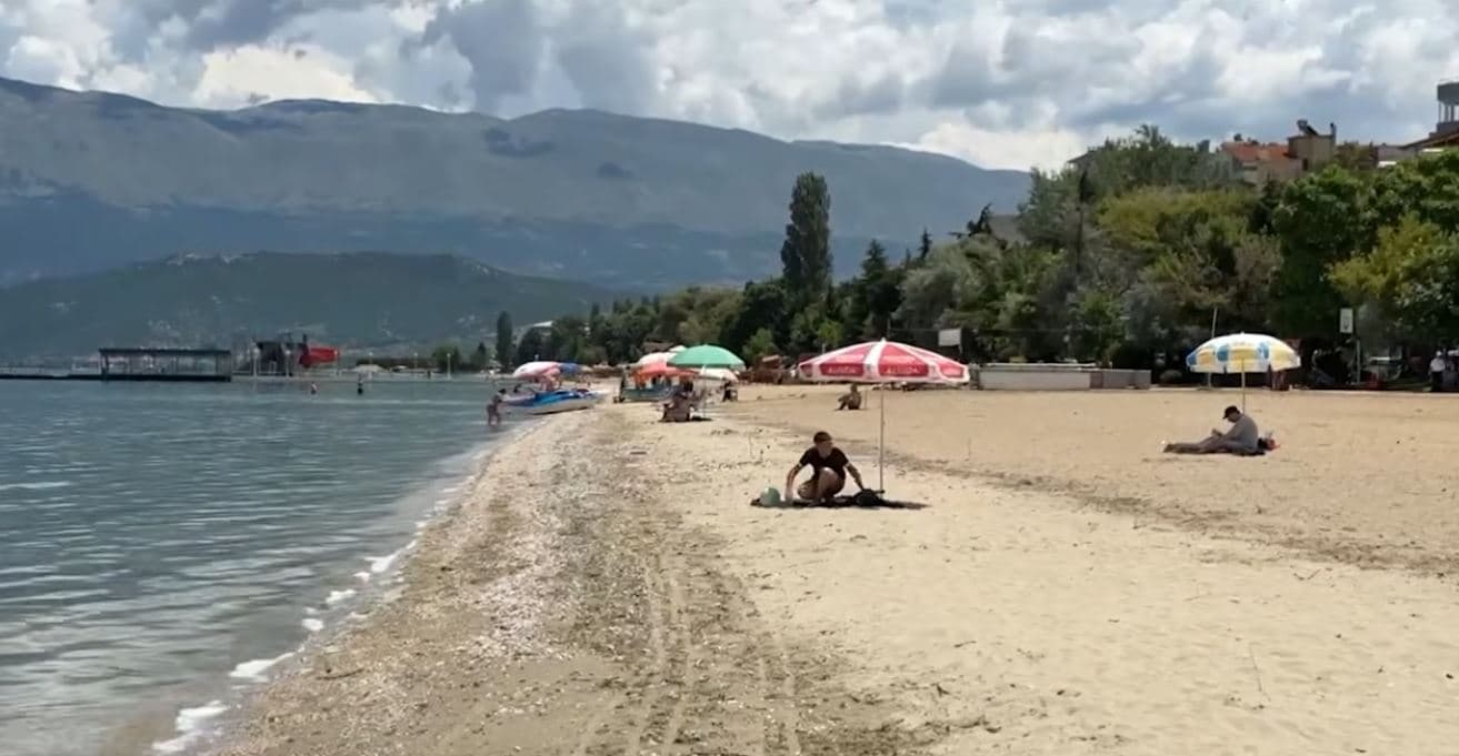 Kontestime për stacionet e plazhit. Hoxha: 3 leje për bare të paligjshme, tkurren plazhet publike