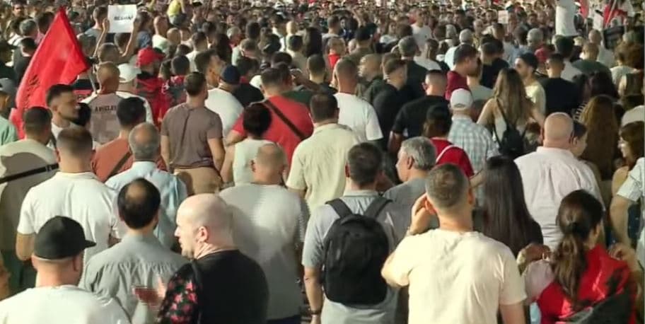 Protesta e 31-të/ Qytetarët mblidhen para Kryeministrisë