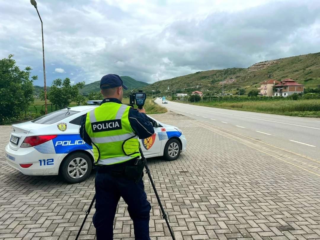 Nuk i bindet policisë për të ndaluar dhe përplas 5 makina, policia në ndjekje të tij