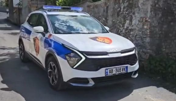 Maliq/ I kërkuari qëllon me armë efektivët e ‘Shqiponjave’, vritet një polic, një tjetër i plagosur