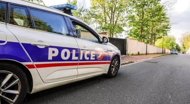 Francë/ Dy fëmijë 2 dhe 4 vjeç vdesin nga i nxehti në makinë