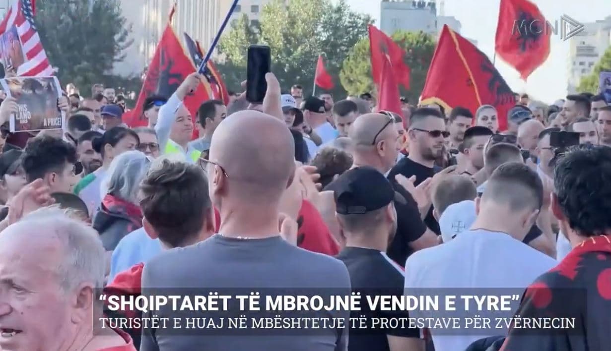 “Shqiptarët të mbrojnë vendin e tyre”, turistët e huaj në mbështetje të protestave për Zvërnecin (VIDEO)