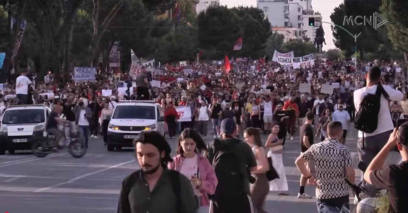 13 ditë rresht në shesh. Qytetarët kërkojnë dorëheqjen e Ramës
