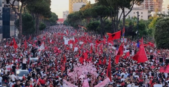 Policia procedon penalisht 31 protestues në Tiranë, akuzohen për tubim të paligjshëm dhe bllokim të qarkullimit