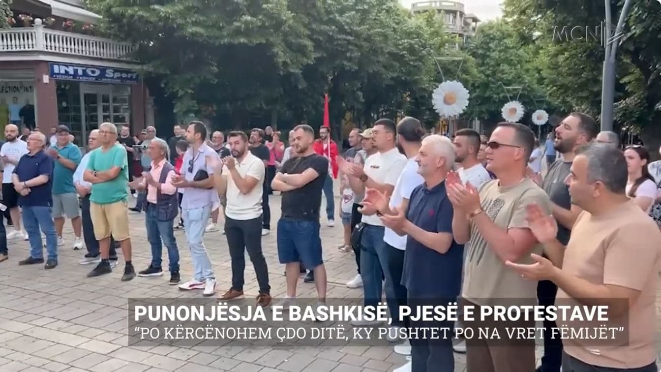 Punonjësja e bashkisë, pjesë e protestave. “Po kërcënohem çdo ditë, ky pushtet po na vret fëmijët”