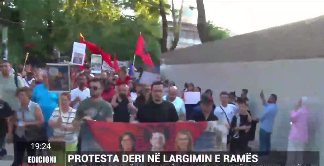 Protesta e 19-të/ Protestuesit mblidhen para Parlamentit: Ju erdhi fundi, dorëzoni mandatet!