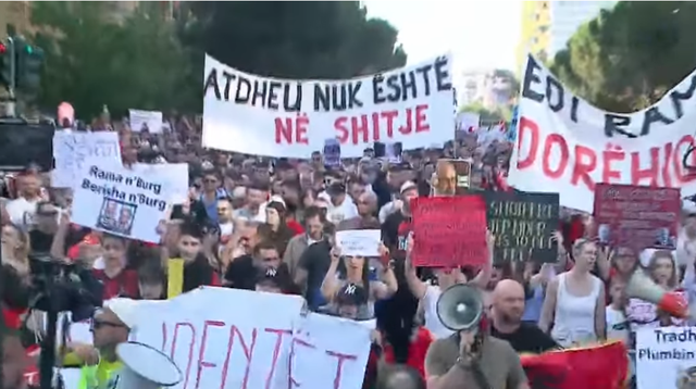 Nis protesta e pestë kundër projektit të Zvërnecit/ Qytetarët marshojnë nga sheshi “Skënderbej” drejt Kryeministrisë (VIDEO)