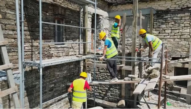     Bie nga skela në Teqenë e Koshtanit, 45-vjeçari në gjendje të rëndë për jetën