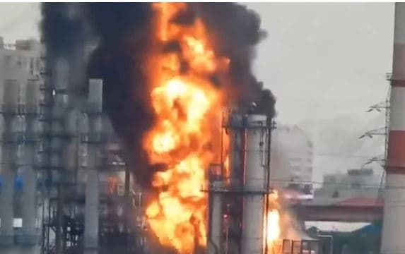Ukraina intensifikon sulmet me dronë, goditet rafineria ruse dhe raportohet për viktima