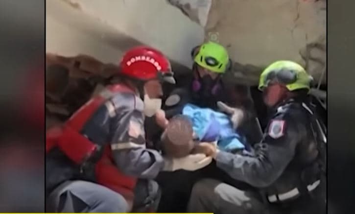 Venezuelë/ Foshnja 9-muajshe dhe nëna e saj nxirren të gjalla nga rrënojat (Video)