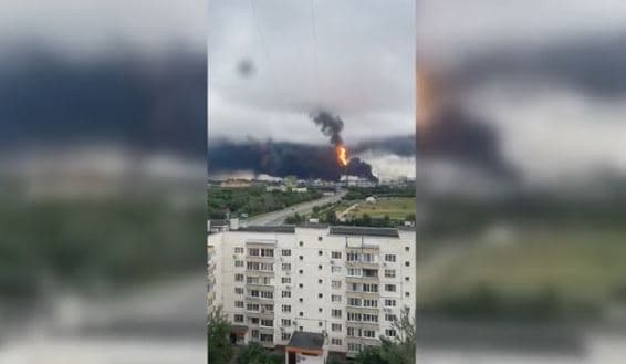 Dronët ukrainas godasin zemrën energjetike të Rusisë, rafineria e Moskës përfshihet nga flakët