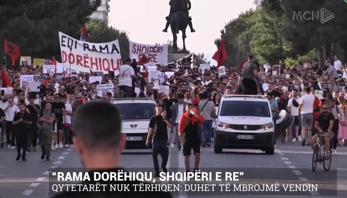 “Rama dorëhiqu, Shqipëri e Re”/ Qytetarët nuk tërhiqen: Duhet të mbrojmë vendin (VIDEO)