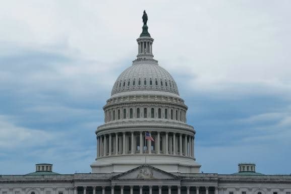 Republikanët bashkohen me demokratët për të kufizuar fuqitë e luftës së Trump ndaj Iranit