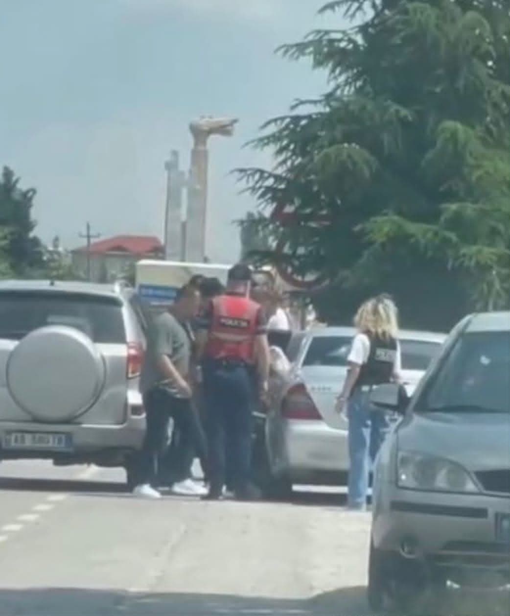 Kapet me armë zjarri në makinë, arrestohet 59-vjeçari në Korçë