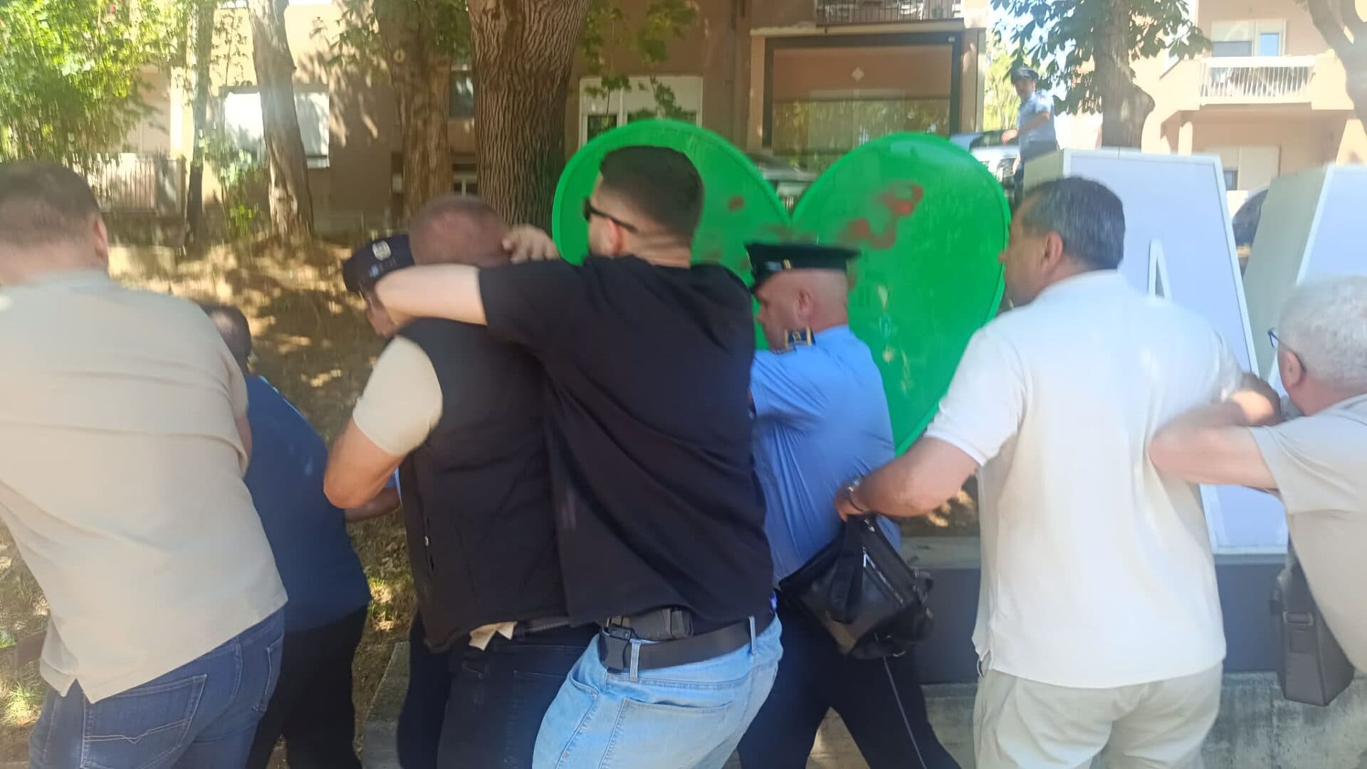 Përplasje për mbishkrimin në Mitrovicën e Veriut/ Ndalohen dhe më pas lirohen kryetari serb i komunës dhe kryesuesi i Kuvendit