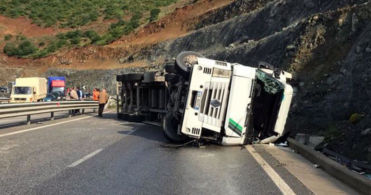 Përmbyset trajleri në aksin Librazhd–Prrenjas, bllokohet qarkullimi
