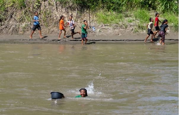 UNICEF: Gjysma e fëmijëve në botë përballen me të paktën tre rreziqe klimatike