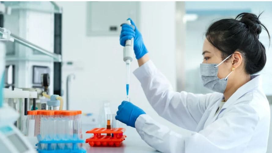 Inteligjenca artificiale krijon vaksinën e parë universale kundër koronavirusëve