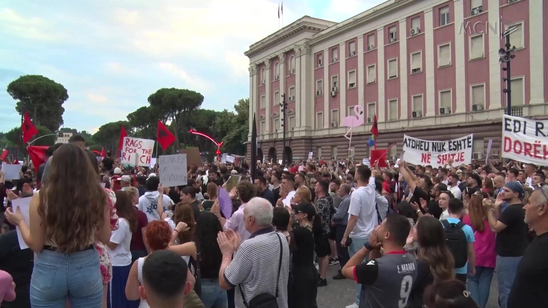 Ujë dhe spray djegës mbi protestuesit / Zvërneci, grumbullime edhe Durrës e Vlorë (VIDEO)