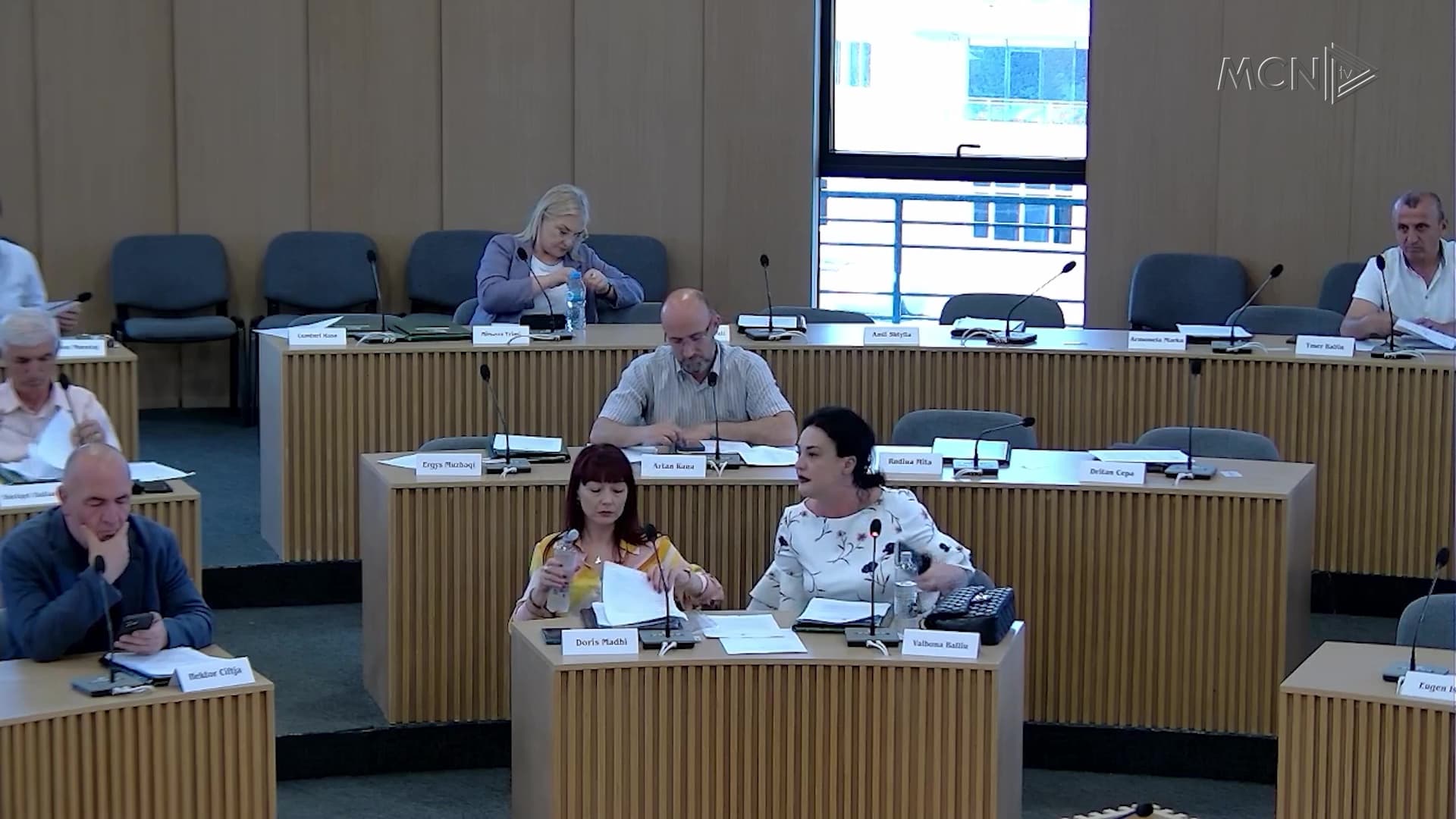 “Agasi po grabit 3.5 ha në Funar” / Elbasan, këshilli bashkiak miraton mes debatesh “paketën e maleve” (VIDEO)