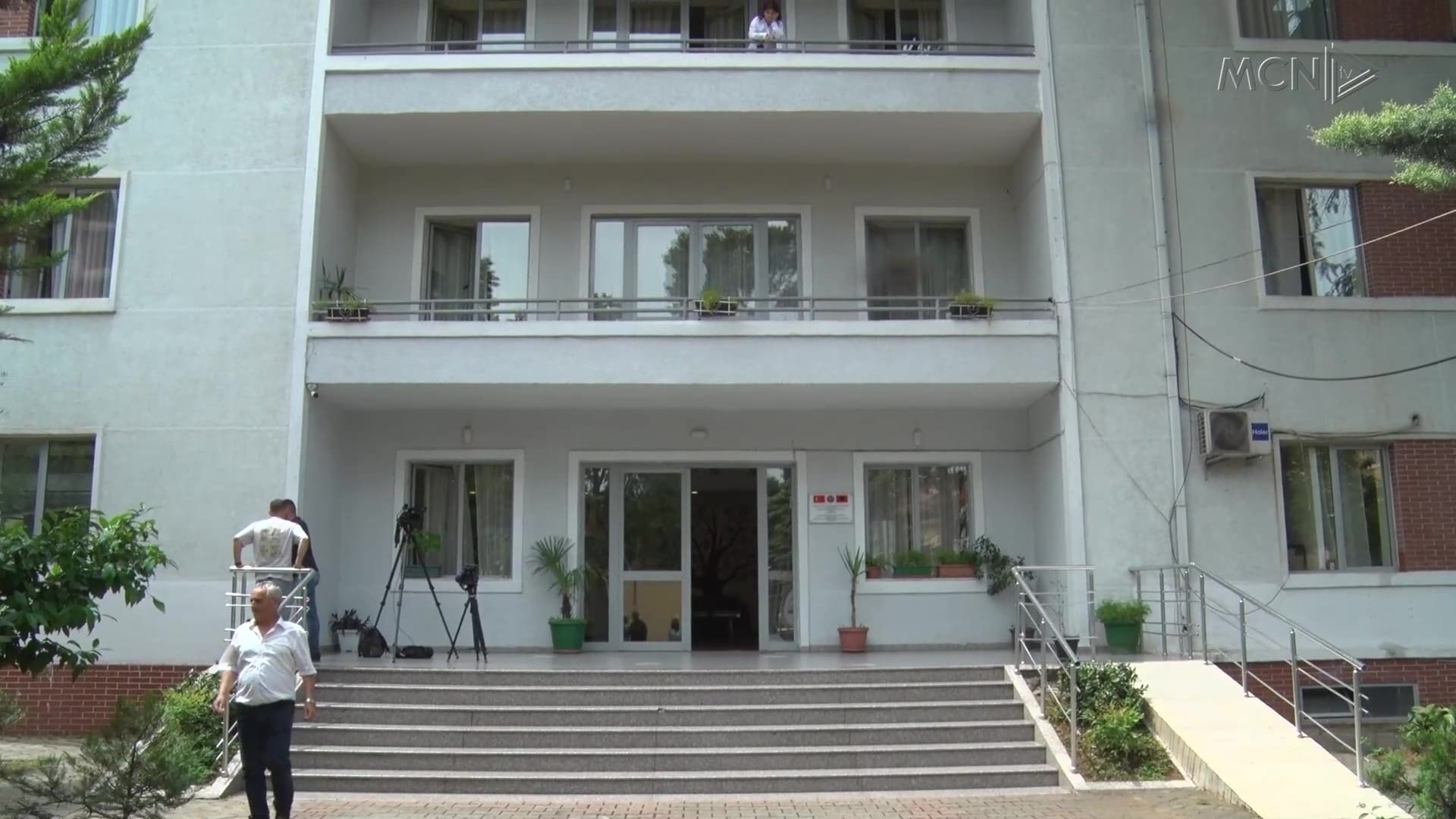 Kullat nxjerrin jashtë fëmijët e “Zyber Hallullit” / Shabani: Nuk e dimë ku do të qendrojnë gjatë tranzicionit, shteti ka dështuar (VIDEO) 